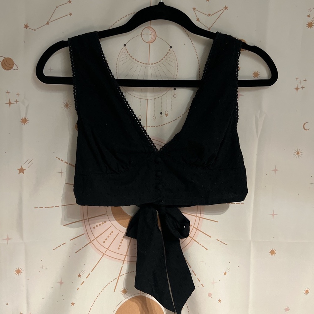 Super cute black eyelet detailing crop top🖤